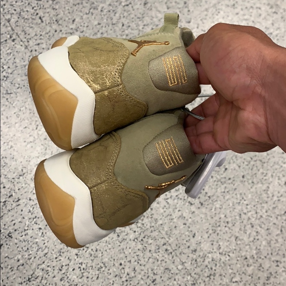 Jordan 11 - Picture 2 of 3